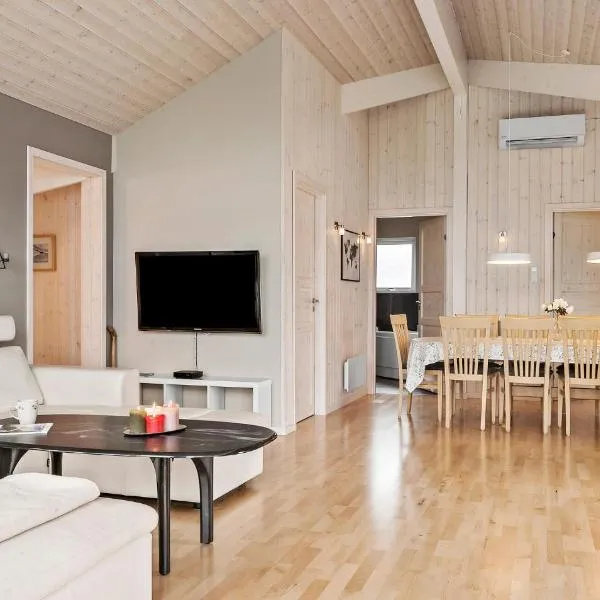 Nice Home In Sjølund With Wifi, hotel i Sjølund