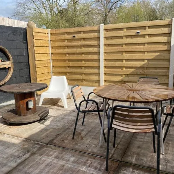 La Grange Eiffel appartement cosy avec parking ferme et terrasse Wood, hotel em Coutiches