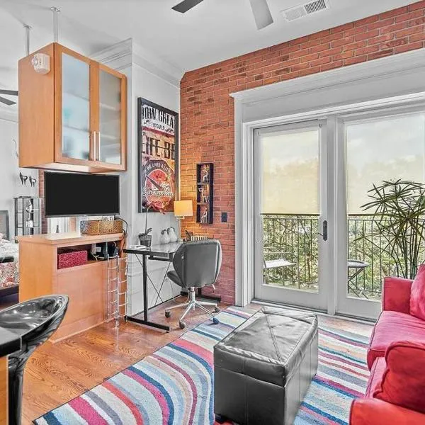 Downtown Condo*Balcony*River*Pet Friendly*Beach, hotel in Wilmington