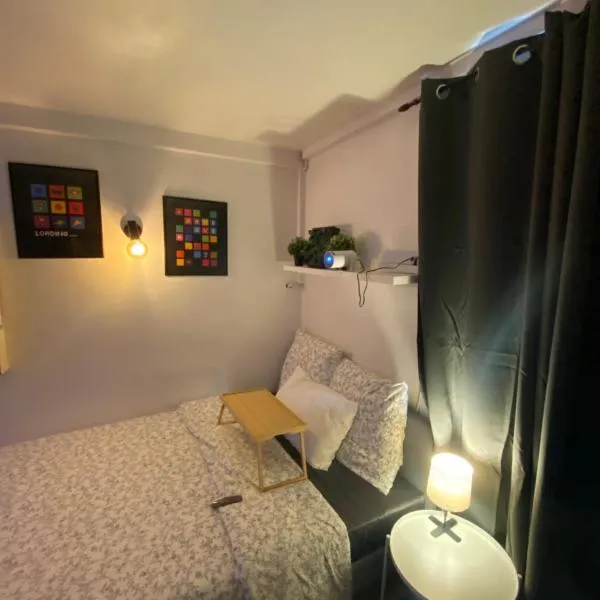 Cozy Projector Home, 6 Min to Metro, hotel v destinácii Aubervilliers