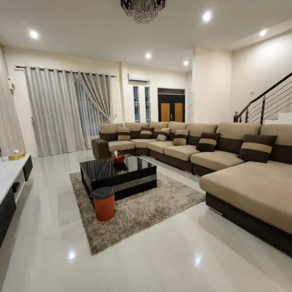 Little Orange Homestay, hotel v destinaci Bintulu