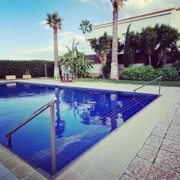 Blue pearl, seaside aprtm with pool at Latchi Marina، فندق في بوليس خريسوخوس