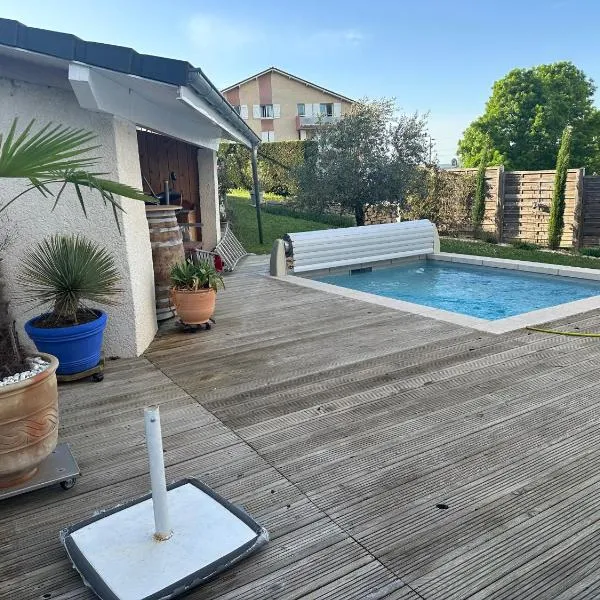 Villa de charme, piscine privée chauffée, PROMO AUTOMNE 2025, hotel em Domarin