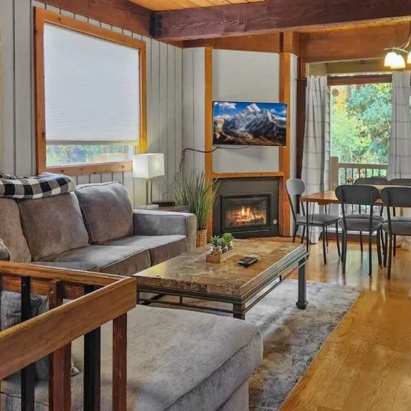 Viesnīca Cozy 2 BR Condo in Town Walk to Main St Skiing pilsētā Brekenridža