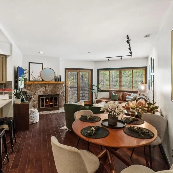 Gorgeous 1BR Steps From Lifts with Private Hot Tub, hotel v destinaci Park City