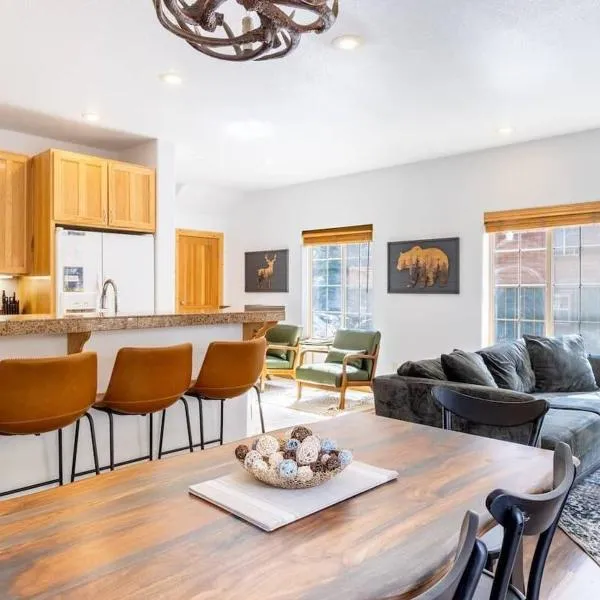 Bright 3BD Kings Beach Townhome, hotel a Kings Beach