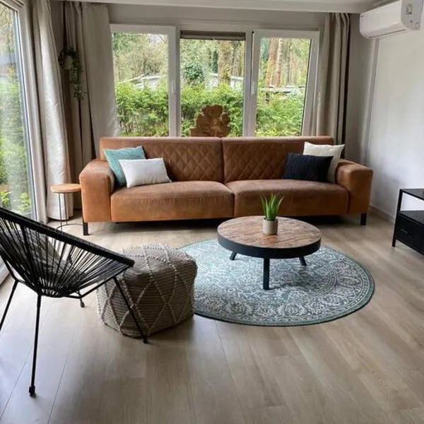 Sfeervol chalet Hoenderloo, de Veluwe, hotel v destinaci Hoenderloo