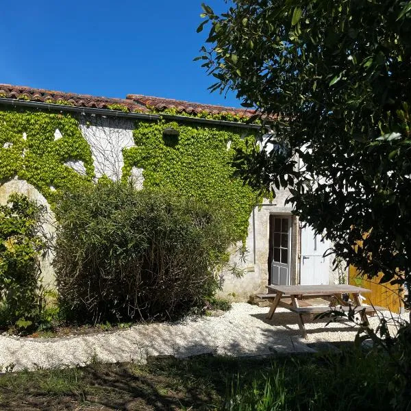 Gite avec extérieur, hotel v destinácii Pont-lʼAbbé-dʼArnoult