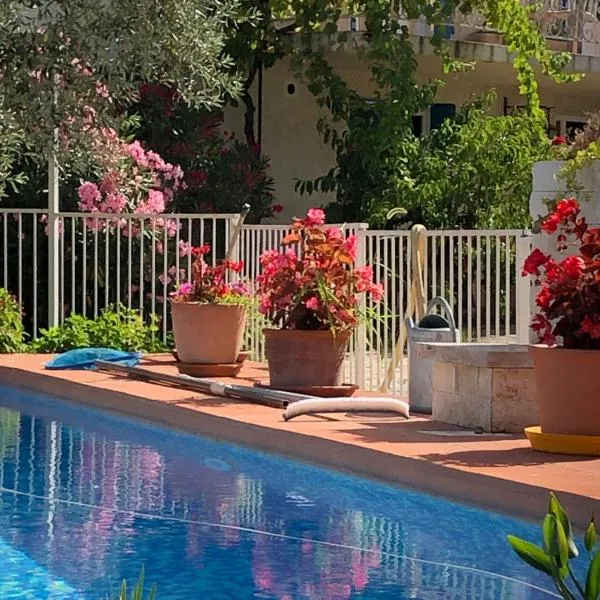 La maison-es-maisons., hotel v destinaci Valréas