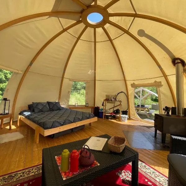 Romantic night in a dome tent lake view, hotel v destinaci Bjuråker