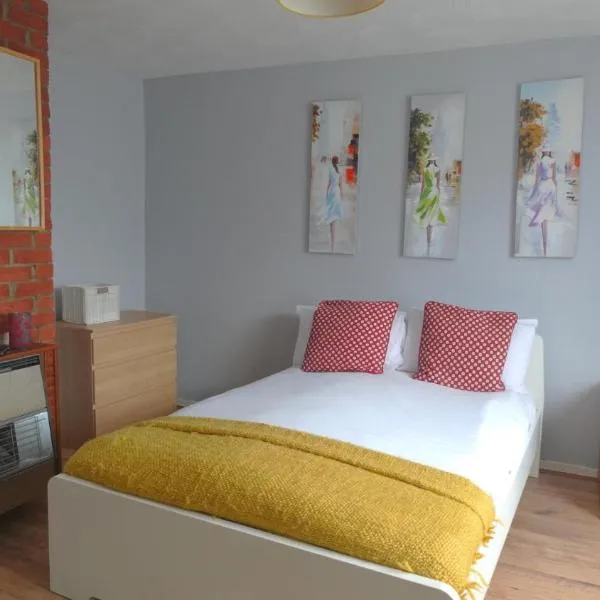 Eddiwick House - Huku Kwetu Dunstable -Spacious 3 Bedroom House- Sleeps 6 - Suitable & Affordable Group Accommodation - Business Travellers, хотел в Houghton Regis
