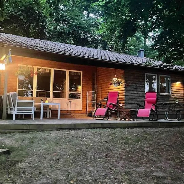 Lönnekullen, enkel sommarstuga mitt i skogen på Österlen med dusch ute, hótel í Gärsnäs