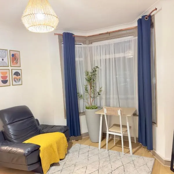 Entire 3 Bedroom Home With Garden In London、エドモントンのホテル