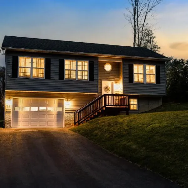 Harpers Ferry में, होटल Charming Family-Friendly Cabin with Cozy Fireplace