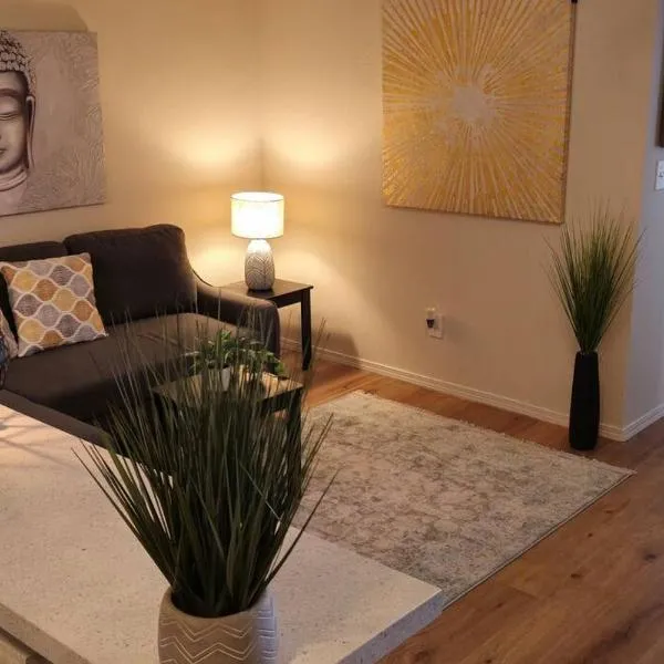 Cozy Updated Cove of Heaven, 5mins to Lake Hefner!, hotel in Oklahoma City