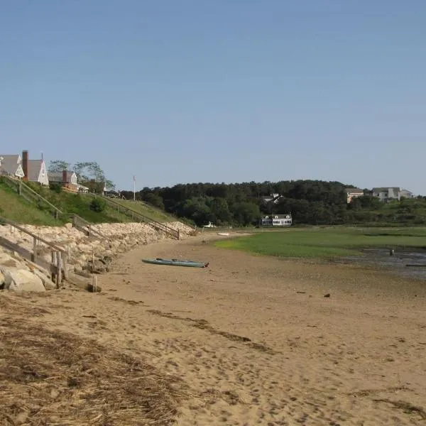On the bay in Wellfleet - walk to water!, hotel a Wellfleet