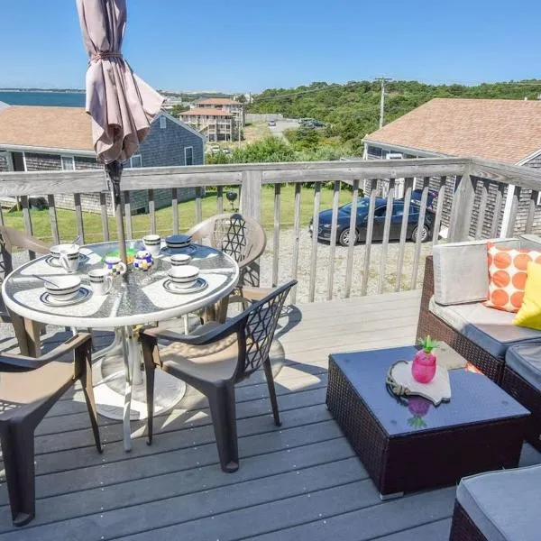 12216 - Beautiful Views of Cape Cod Bay Access to Private Beach Easy Access to P-Town, hotel in Truro