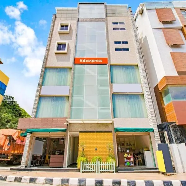 FabExpress Kings Suites HRBR Layout - Nr Manyata Tech Park, hotel v destinaci Bengalúr