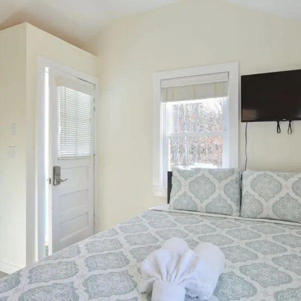 Cozy Colorful Cottage Perfect for 2, hotel v destinaci Eastham