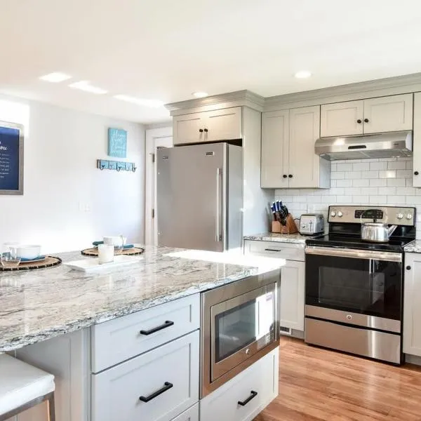 Wrap-Around Porch Mins to Beach, hotel in Chatham