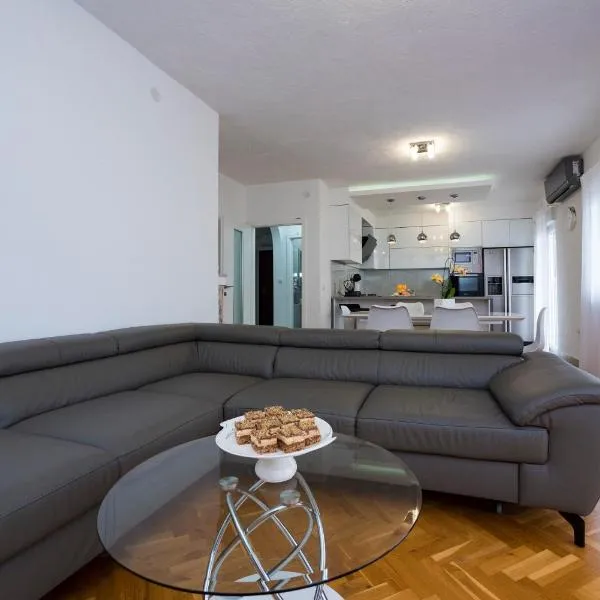 M&M Pelivan apartment, hotel v destinaci Kaštela
