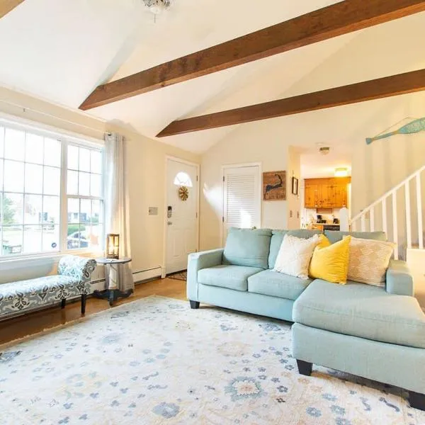 Stylish Home Dog Friendly Close to Beach, hotel in Yarmouth