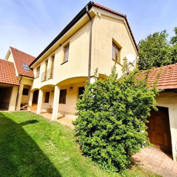 Penzión Villa Agnes, hotel di Smolenice