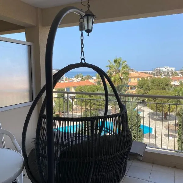 Newly renovated- Regina Gardens 1, Venus Beach 500 m, Sea&Sunsets view, license ooo7141, hotel in Paphos City
