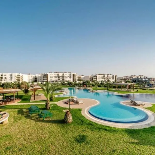 Large Super Lux apartment in Thalassa Beach Resort, hotel em Vokolidha