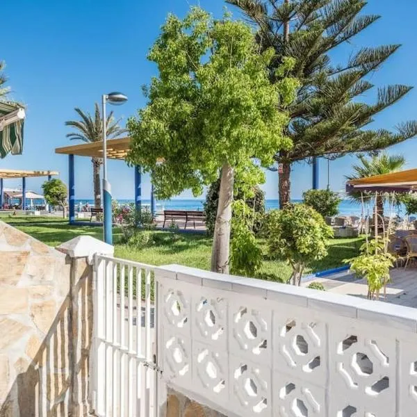 Beautiful bungalow on the Torrox-Costa boulevard!, hotel en Málaga