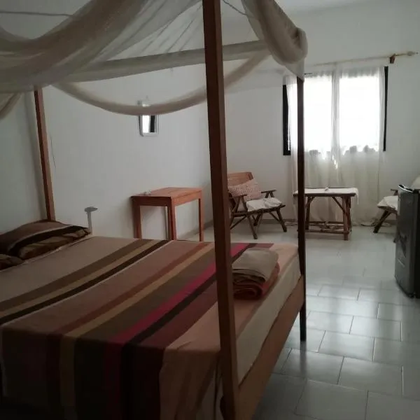Maison Manour Chambre espacée et climatisée, hotel in Mbour