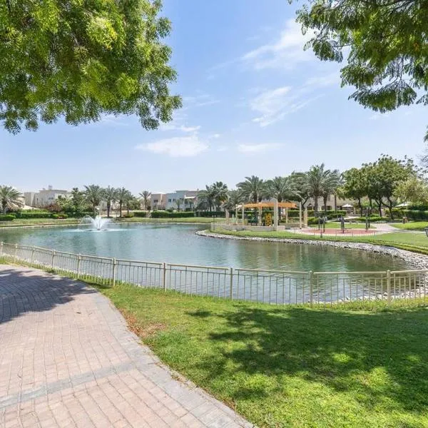 Vogue Vacation Homes, Springs Emirates Living near The Springs Souk, JBR, Marina, Mall of the Emirates, Spacious Villa with Garden and access to Lake and all Amenities in the Community, hotel u Dubaiju