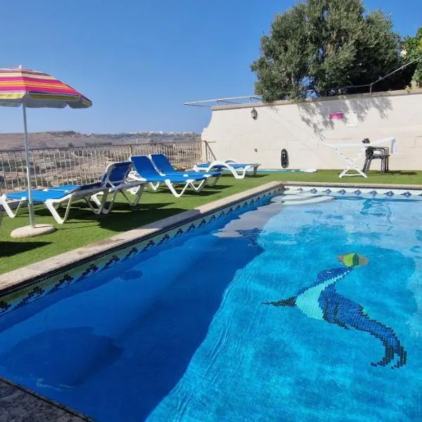 Modern Home - Valley view Pool, hotel en Xagħra