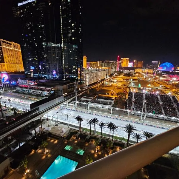 Strip & Sphere view - Separate Living room - 2 Full Bath - Full Kitchen - Balcony - 900 sqft - MGM Signature，位于拉斯维加斯的酒店