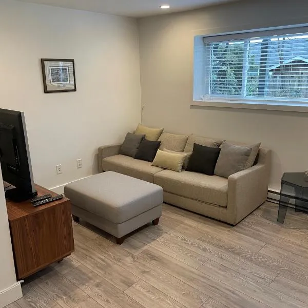 Large 2 bedroom private suite !, hotel in North Vancouver