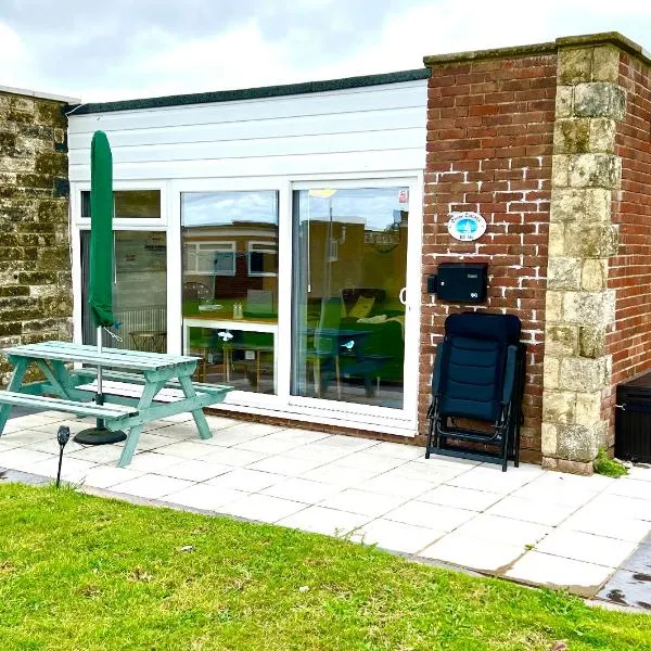 CHINE COTTAGE self-catering coastal bungalow in rural West Wight, hotel in Freshwater
