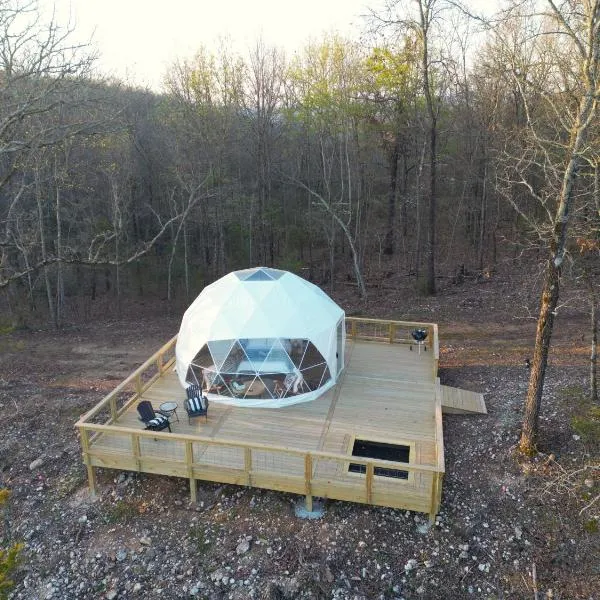 NEW RIVER VIEW Cliff Dome Glamping @ White River, minutes to fishing, hikes!, hotel v destinaci Cotter