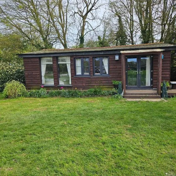 Dunmow 1-Bed Cabin Sleeps 4 10 mins to Stansted, hotel in Great Dunmow