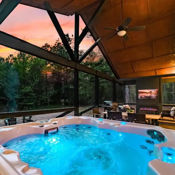 NEW Farmhouse-Chic Cabin with Hot Tub & Firepit, hotel v destinácii Broken Bow