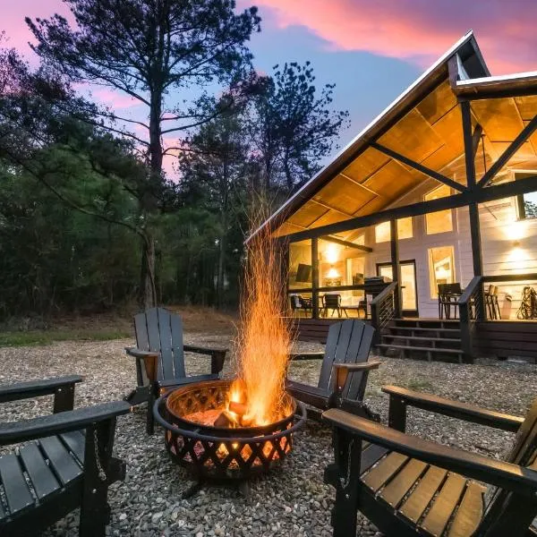 브로큰 보우에 위치한 호텔 NEW Farmhouse-Chic Cabin with Hot Tub & Firepit