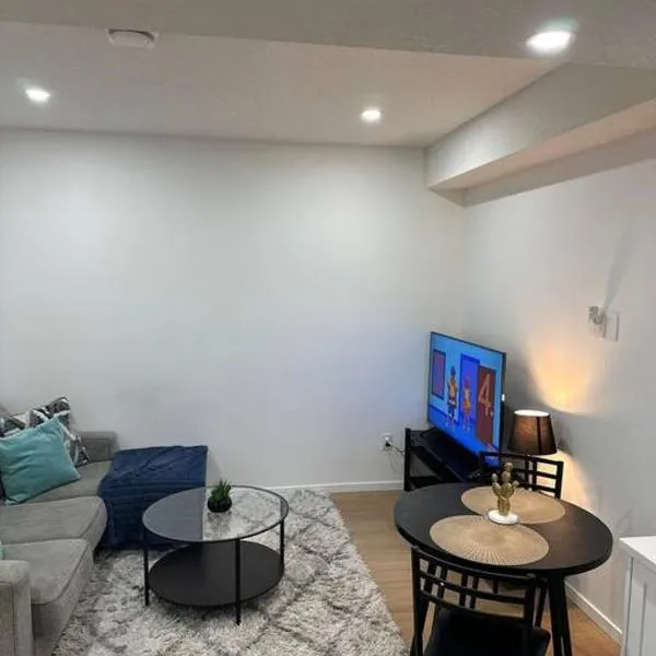 Guest suite in Southwest Calgary, hotel v destinaci Calgary
