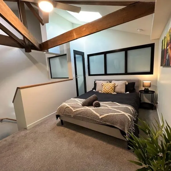 Well located Apt with Loft Bedroom & Aircon, hotel in Devonport