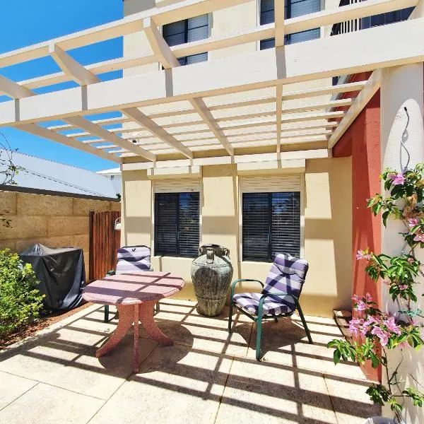 Dolphin Beach House - Wannanup, Mandurah between the estuary and the ocean, hotel in Wannanup