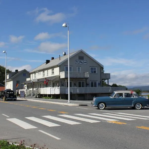 Ulvsvåg Gjestgiveri og Fjordcamping AS، فندق في Presteid