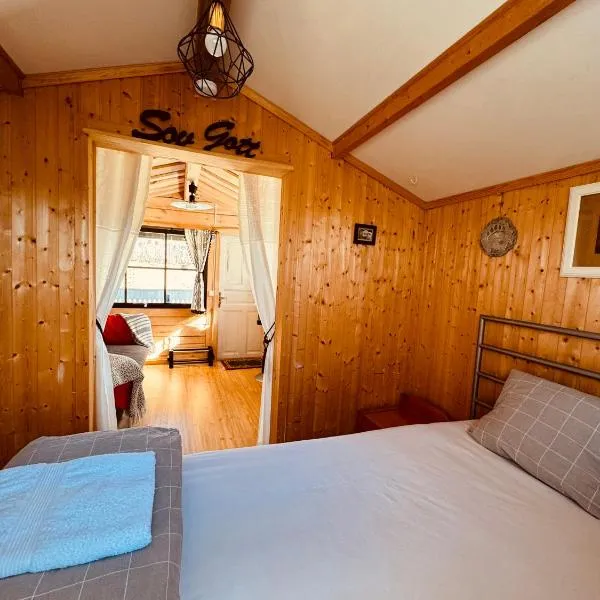 The Hideout Log Cabin- 2km to Klarälvsbanan and swimming area, hotel v destinaci Munkfors