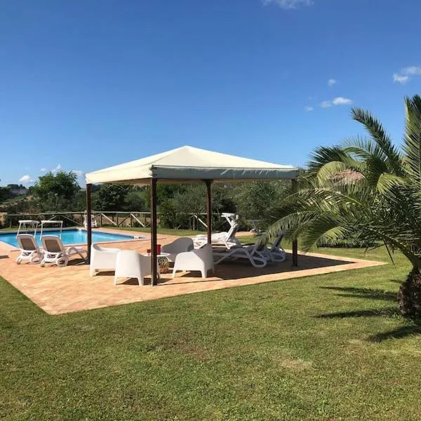 Casa San Pietro, restored farmhouse with pool, ξενοδοχείο σε Ostra Vetere