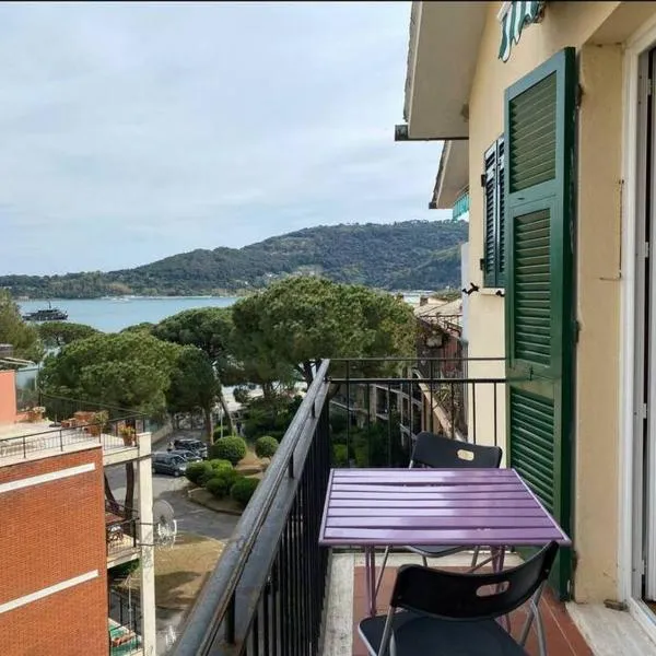 Portovenere a due passi dal mare / parcheggio privato, ampio appartamento fino a 8 persone, hotel v destinaci Portovenere