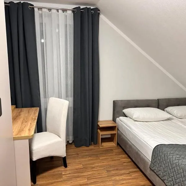 BIAŁY DOM - Pokoje do wynajęcia, hotel v destinaci Rozogi