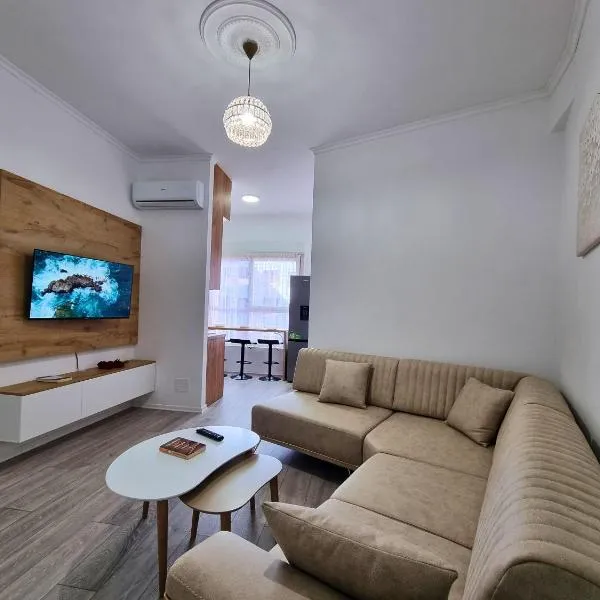 Cozy 2br condo Free Parking-WiFi-AC-Dryer, hotel in Tirana