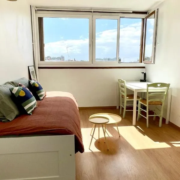 Charming Bright Sunny Studio in Belleville, hotel v Paríži
